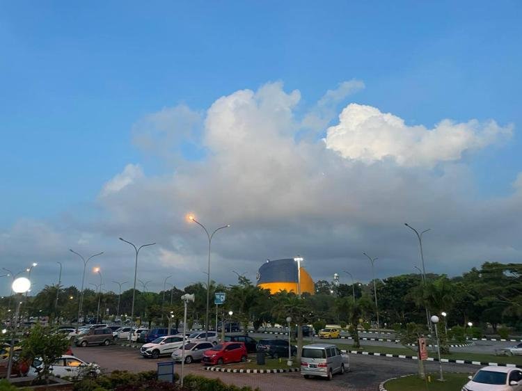 Prakiraan Cuaca Batam: Hujan dan Badai Petir Masih Mungkin, Waspadai Aktivitas Luar Ruangan