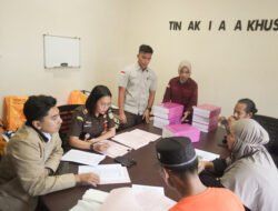 Jaksa Penyidik Pidana Khusus Serahkan Tersangka Korupsi Dan Barang Bukti Kepada JPU Kajari Karimun