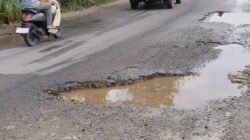 Kondisi Jalan Rusak Arah Pelabuhan Sagulung Bahayakan Pengguna Jalan