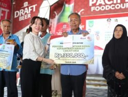 Buktikan Komitmen, Li Claudia Chandra Serahkan Insentif kepada 449 Lansia di Kota Batam
