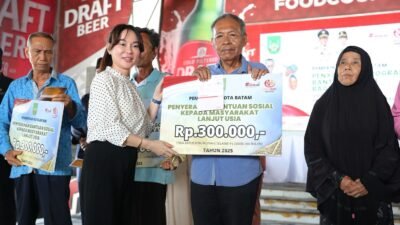 Buktikan Komitmen, Li Claudia Chandra Serahkan Insentif kepada 449 Lansia di Kota Batam