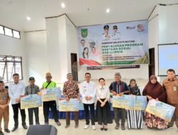 Tunjukkan Komitmen, Amsakar – Li Claudia Serahkan Insentif Lansia Untuk Masyarakat Belakang Padang