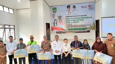 Tunjukkan Komitmen, Amsakar – Li Claudia Serahkan Insentif Lansia Untuk Masyarakat Belakang Padang