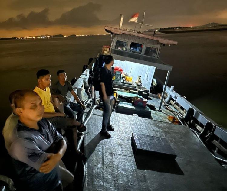 Direktorat Reserse Kriminal Khusus (Ditreskrimsus) Polda Kepulauan Riau berhasil mengamankan sebuah kapal kayu bernama KM. Rizki Laut-IV yang mengangkut 10 ton bahan bakar minyak (BBM) jenis solar ilegal di perairan Sagulung, Batam