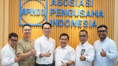 Sekretaris Perusahaan PT PLN Batam, Zulhamdi bersama Ketua Apindo Kota Batam, Rafky Rasyid, usai pertemuan di Batam, Selasa (20/5/2025). Pertemuan ini membahas penyesuaian tarif industri dan upaya menekan harga gas demi keberlanjutan sektor energi dan industri di Batam. Foto: PLN Batam