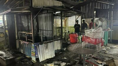 Dua Kios di Pujasera Rasa Sayang Terbakar Akibat Percikan Api Cas HP dan Bensin