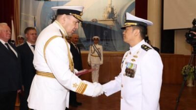 Mayor Laut (P) Firman Cahyadi Raih Lulusan Terbaik di Akademi Angkatan Laut Rusia
