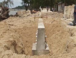 PT Timah Pasang Penahan Abrasi di Pantai Pongkar