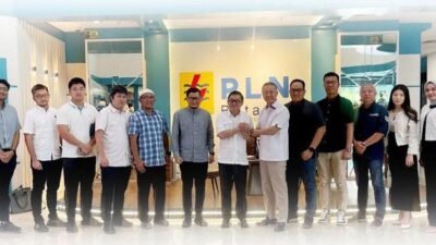 PT PLN Batam dan Dewan Pimpinan Daerah Real Estate Indonesia (DPD REI) Kepulauan Riau tengah menjajaki kolaborasi strategis untuk mempercepat proses penyambungan listrik di kawasan perumahan. Sinergi ini diharapkan dapat memperkuat infrastruktur kelistrikan dan mendukung pesatnya pertumbuhan hunian di Batam. Sekretaris Perusahaan PLN Batam, Zulhamdi, menyatakan kesiapan pihaknya untuk bekerja sama dengan para pengembang. "Kami menyambut baik kolaborasi ini. Penyambungan listrik yang lebih cepat tentu akan mendukung pengembangan kawasan hunian dan meningkatkan daya tarik investasi perumahan di Batam," ujar Zulhamdi pada Senin (23/6/2025). Pertemuan awal ini diharapkan menjadi fondasi bagi kerja sama yang lebih erat antara PLN Batam dan REI Kepri, dua pihak yang memiliki peran krusial dalam pembangunan kota. Sinergi ini tidak hanya menjanjikan kecepatan dalam pembangunan, tetapi juga kepastian layanan kelistrikan bagi masyarakat yang akan menempati perumahan baru. Meskipun masih dalam tahap penjajakan, kedua belah pihak menunjukkan komitmen kuat untuk melanjutkan dialog. Tujuannya adalah membentuk sistem terpadu yang dapat mengakomodasi kebutuhan pertumbuhan hunian Batam yang sangat pesat. "PLN dan REI punya kepentingan bersama dalam membangun kota. Sinergi ini, jika terus ditindaklanjuti, bisa memperkuat fondasi pembangunan perumahan yang berkelanjutan," tutup Zulhamdi, menegaskan potensi besar dari kerja sama ini.
