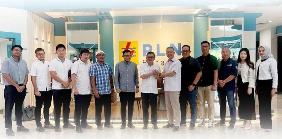 PT PLN Batam dan Dewan Pimpinan Daerah Real Estate Indonesia (DPD REI) Kepulauan Riau tengah menjajaki kolaborasi strategis untuk mempercepat proses penyambungan listrik di kawasan perumahan. Sinergi ini diharapkan dapat memperkuat infrastruktur kelistrikan dan mendukung pesatnya pertumbuhan hunian di Batam. Sekretaris Perusahaan PLN Batam, Zulhamdi, menyatakan kesiapan pihaknya untuk bekerja sama dengan para pengembang. "Kami menyambut baik kolaborasi ini. Penyambungan listrik yang lebih cepat tentu akan mendukung pengembangan kawasan hunian dan meningkatkan daya tarik investasi perumahan di Batam," ujar Zulhamdi pada Senin (23/6/2025). Pertemuan awal ini diharapkan menjadi fondasi bagi kerja sama yang lebih erat antara PLN Batam dan REI Kepri, dua pihak yang memiliki peran krusial dalam pembangunan kota. Sinergi ini tidak hanya menjanjikan kecepatan dalam pembangunan, tetapi juga kepastian layanan kelistrikan bagi masyarakat yang akan menempati perumahan baru. Meskipun masih dalam tahap penjajakan, kedua belah pihak menunjukkan komitmen kuat untuk melanjutkan dialog. Tujuannya adalah membentuk sistem terpadu yang dapat mengakomodasi kebutuhan pertumbuhan hunian Batam yang sangat pesat. "PLN dan REI punya kepentingan bersama dalam membangun kota. Sinergi ini, jika terus ditindaklanjuti, bisa memperkuat fondasi pembangunan perumahan yang berkelanjutan," tutup Zulhamdi, menegaskan potensi besar dari kerja sama ini.
