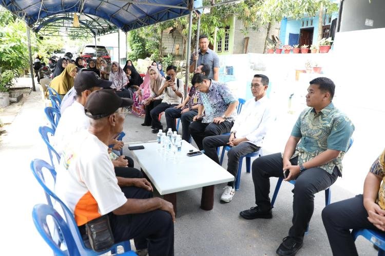 Wali Kota Batam, Amsakar Achmad, saat berada di kediaman anak yang diduga ditolak di RSUD.