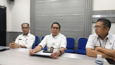 Kepala Dinas Pendidikan Kota Batam, Tri Wahyu Rubianto, menjelaskan hasil Seleksi Penerimaan Murid Baru (SPMB) SMP tahun ajaran 2025/2026. Sebanyak 1.039 siswa belum tertampung di sekolah negeri, dan Disdik menyiapkan opsi penempatan ke sekolah lain.