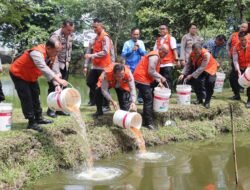 Perkuat Ketahanan Pangan, Polda Kepri Tebar 50 Ribu Bibit Ikan Mas dan Nila di Tibelat Farm