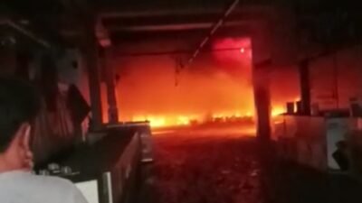 Kabakaran Melanda Gudang Penyimpanan Mie Instan di Batam.