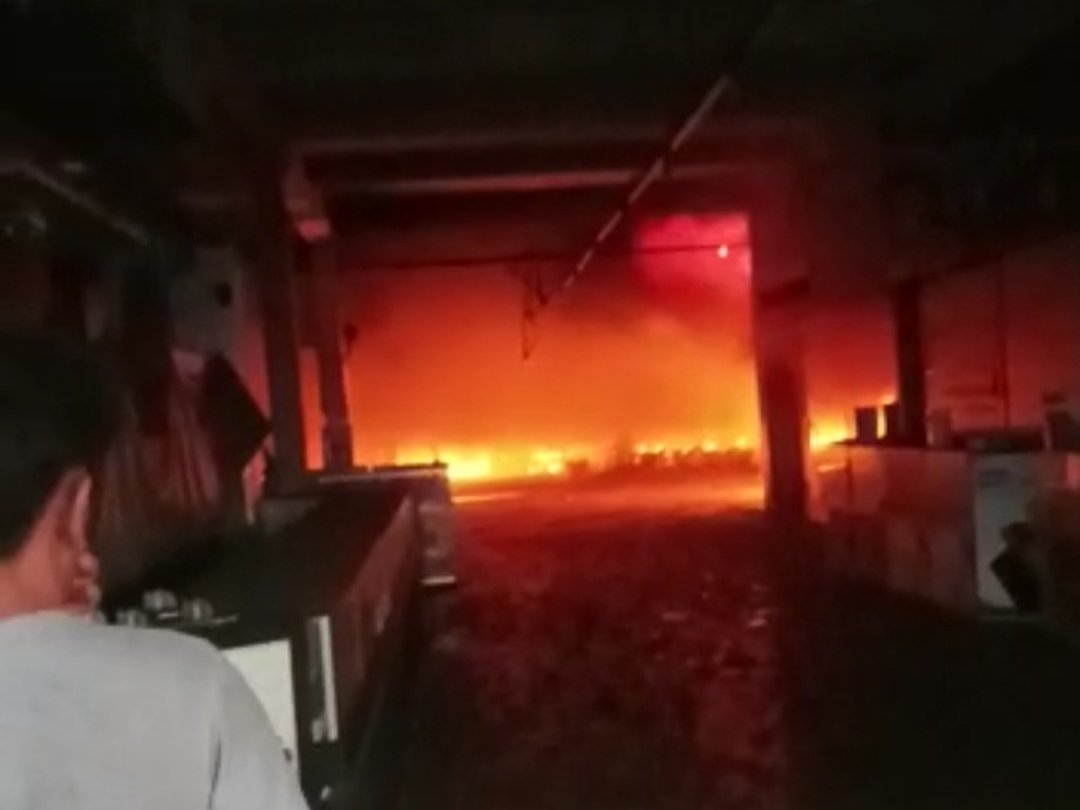 Kabakaran Melanda Gudang Penyimpanan Mie Instan di Batam.