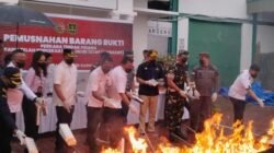 Kejari Karimun Musnahkan Barang Bukti Sabu Dan Jutaan Batang Rokok Ilegal