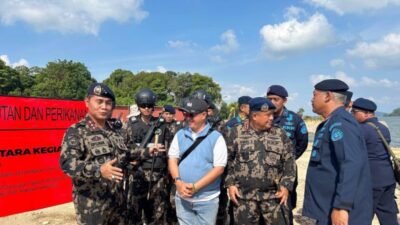 Dirjen PSDKP Pung Nugroho Saksono berbincang dengan pengelola Pulau Kapal Besar usai menyegel dan menghentikan sementara proyek reklamasi di pulau tersebut karena tidak mengantongi PKKPRL dan rekomendasi pemanfaatan pulau kecil, Sabtu (19/7/2025).