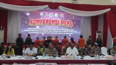 Kapolda Kepri Irjen Pol Asep Safrudin menunjukkan barang bukti berupa sertifikat palsu dan peralatan cetak usai penangkapan sindikat mafia tanah digital di Batam