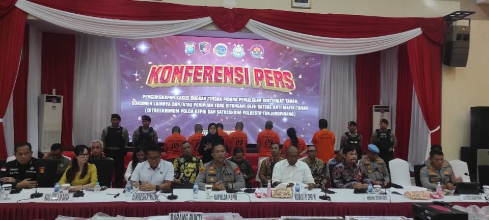 Kapolda Kepri Irjen Pol Asep Safrudin menunjukkan barang bukti berupa sertifikat palsu dan peralatan cetak usai penangkapan sindikat mafia tanah digital di Batam