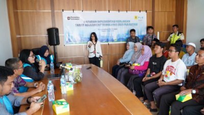 TIM dari PLN Batam memberikan materi penjelasan kebijakan penyesuaian tarif tenaga listrik triwulan III tahun 2025 secara langsung kepada masyarakat, Jumat (4/7) . (f. Humas PLN Batam)