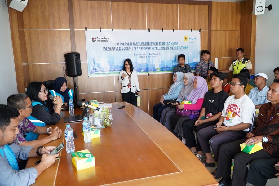 TIM dari PLN Batam memberikan materi penjelasan kebijakan penyesuaian tarif tenaga listrik triwulan III tahun 2025 secara langsung kepada masyarakat, Jumat (4/7) . (f. Humas PLN Batam)