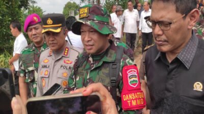 Dandim 0316/Batam, Letkol Arh Yan Eka Putra (tengah); Kapolresta Barelang, Kombes Pol Zaenal Arifin (kiri) dan Ketua DPRD Batam, Muhammad Kamaluddin (kanan), usai pembukaan TMMD ke-125 di Kelurahan Sambau, Kecamatan Nongsa, Kota Batam, pada Rabu (23/7/2025).