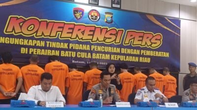 Direktur Ditpolairud Polda Kepri Kombes Polisi Handono menunjukkan barang bukti saat konferensi pers pengungkapan sindikat perompak kapal asing di Batam, Senin (14/7/2025). Delapan tersangka berhasil diamankan dalam operasi ini.