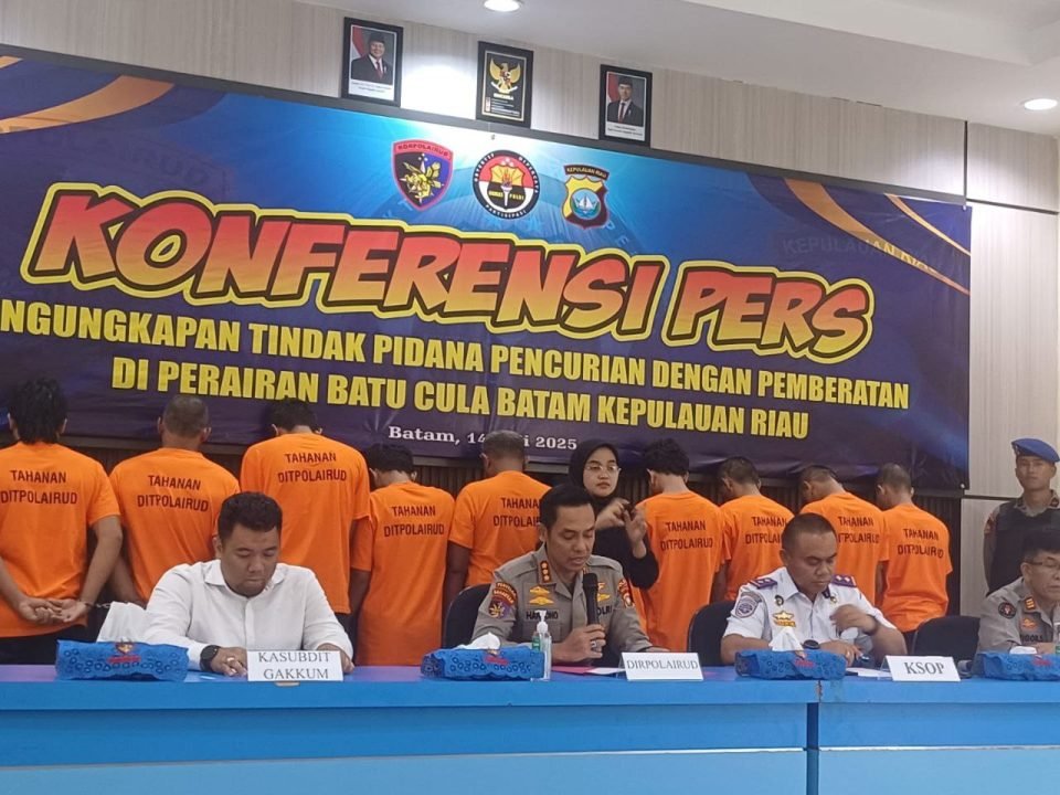 Direktur Ditpolairud Polda Kepri Kombes Polisi Handono menunjukkan barang bukti saat konferensi pers pengungkapan sindikat perompak kapal asing di Batam, Senin (14/7/2025). Delapan tersangka berhasil diamankan dalam operasi ini.