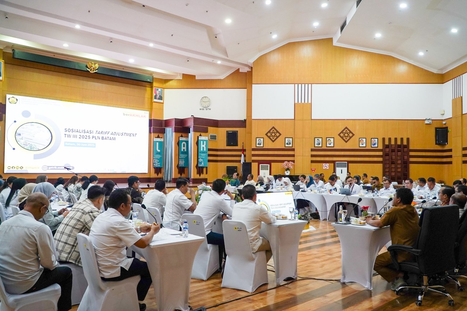 PLN Batam Gelar Diskusi Publik Jelaskan Penyesuaian Tarif Listrik untuk Jaga Keberlangsungan Energi.