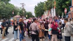 Akibat Beras Langkah, Ratusan Masyarakat Karimun Demo Kantor Bea Cukai Kepri