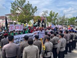 Ribuan Buruh Geruduk Kantor Wali Kota Batam, Bawa Sembilan Tuntutan