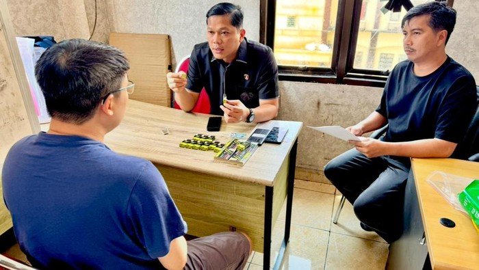 WNA asal Malaysia berinisial SY saat diperiksa polisi.