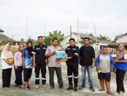 PT Timah Serahkan Bantuan Perbaikan Lapangan Voli di Desa Rias