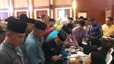Ratusan Pegawai Pemerintah Provinsi Kepulauan Riau saat menjalani tes urine, di Aula Wan Seri Beni, Dompak Tanjungpinang, Senin (22/9/2025).