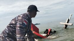 Lanal Karimun Sigap Evakuasi Abk Kapal Tenggelam di Perairan Moro