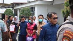 Kasus Korupsi PNBP BP Batam Berlanjut, Dua Direktur Swasta Tutupi Wajah Saat Digiring ke Mobil Tahanan