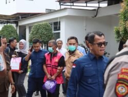 Kasus Korupsi PNBP BP Batam Berlanjut, Dua Direktur Swasta Tutupi Wajah Saat Digiring ke Mobil Tahanan