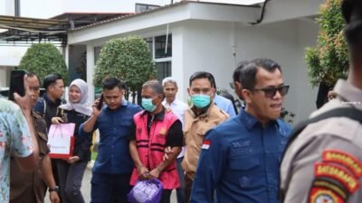 Kasus Korupsi PNBP BP Batam Berlanjut, Dua Direktur Swasta Tutupi Wajah Saat Digiring ke Mobil Tahanan