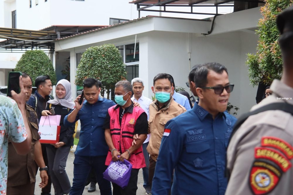 Kasus Korupsi PNBP BP Batam Berlanjut, Dua Direktur Swasta Tutupi Wajah Saat Digiring ke Mobil Tahanan