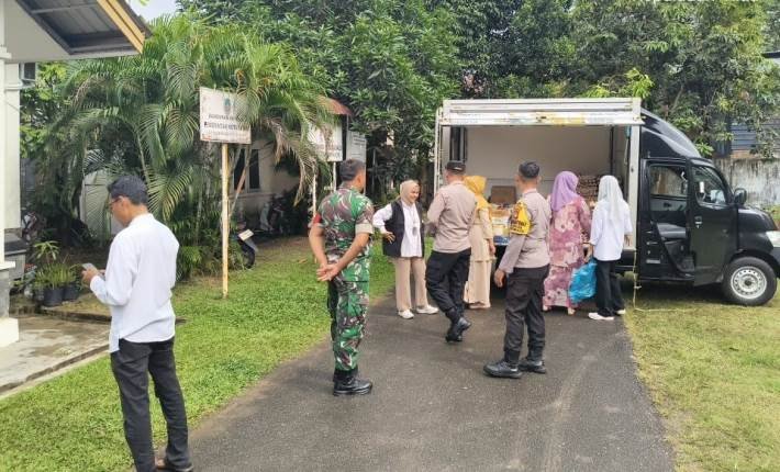 Sinergi Polsek Batam Kota dan Bulog Hadirkan Sembako Terjangkau di Kelurahan Taman Baloi