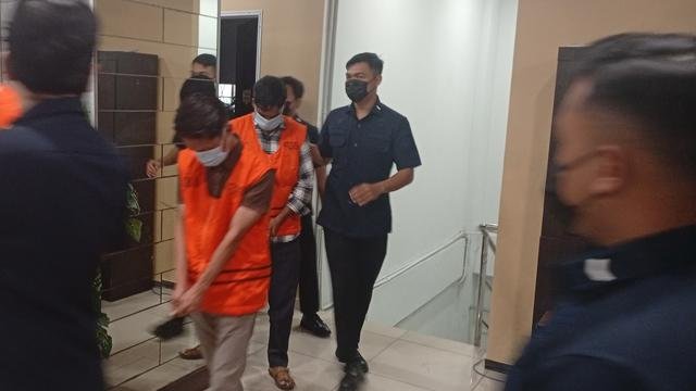 Imigrasi Batam deportasi 6 WNA karena menyalahi aturan.