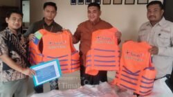 PT TIMAH Tbk Salurkan Puluhan Life Jacket di Karimun