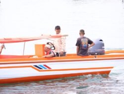 Tunjukkan Komitmennya, Ketua DPRD Kepri Serahkan 1 unit Boat Pancung untuk Pesantren di Pulau