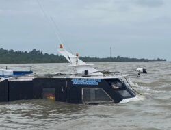 Lanal Karimun Bantu Evakuasi Seluruh Crew SB Srikandi Tenggelam di Pulau Parit