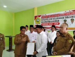 17 Ketua RT/RW Tanjungbalai Periode 2026-2028 di Lantik Bupati Karimun