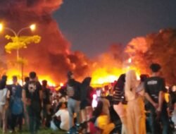 Kebakaran Hebat Dekat Masjid Sultan Riayatsyah Batuaji, Jadi Tontonan Ribuan Warga