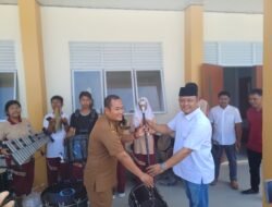 Ketua DPRD Kepri Tinjau dan Serahkan Alat Marching Band untuk SMAN 29 Batam