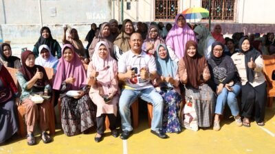 Gerindra Kepri Bagikan 18 Ribu Sembako, Iman Sutiawan Sapa Warga Tiban Palem