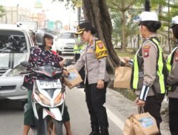 Polres Karimun Berbagi Takjil, Pererat Silaturahmi Ramadan