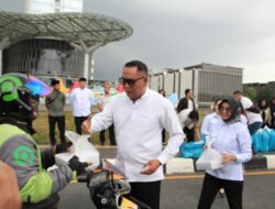 Senyum Ojol di Pollux Habibie, Imigrasi Batam & MPI Kepri Berbagi Berkah Ramadhan